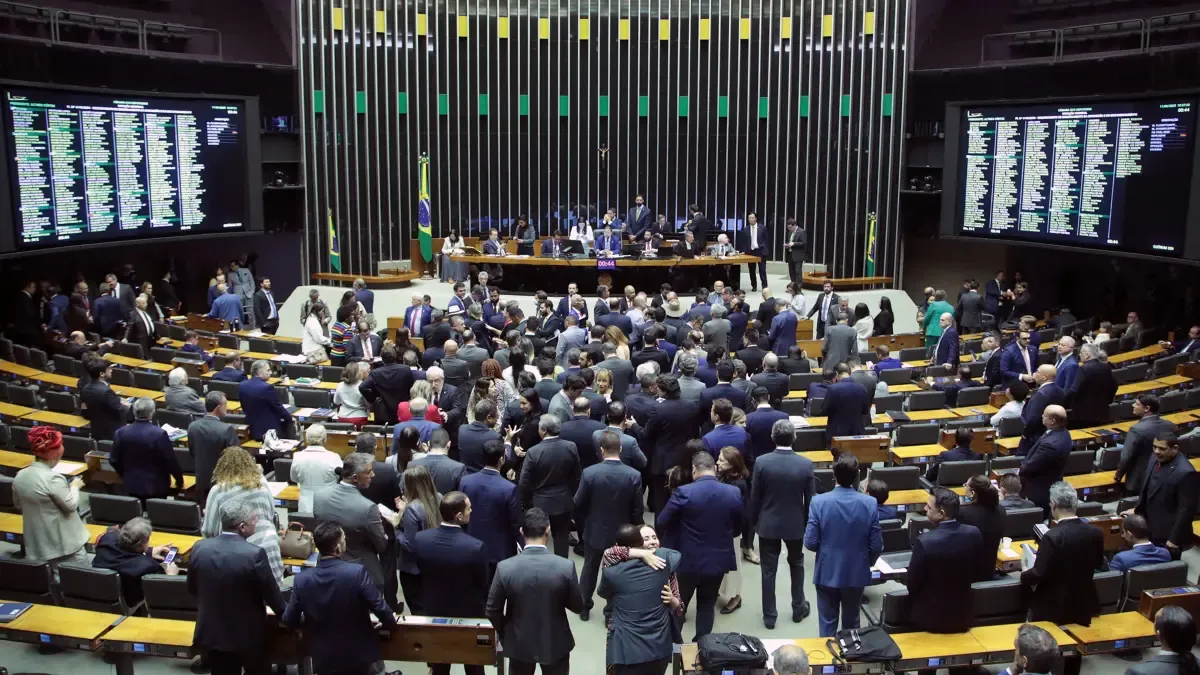 Emendas e Dino são decisivos para derrota do governo no Congresso sobre decreto do IOF
