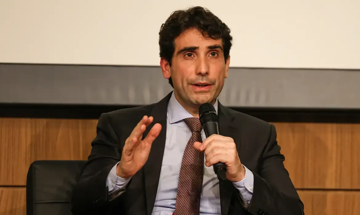 Galípolo diz que IOF não deveria ser usado para arrecadar