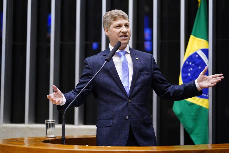 Hattem diz a Haddad que o governo esbanja com Janja
