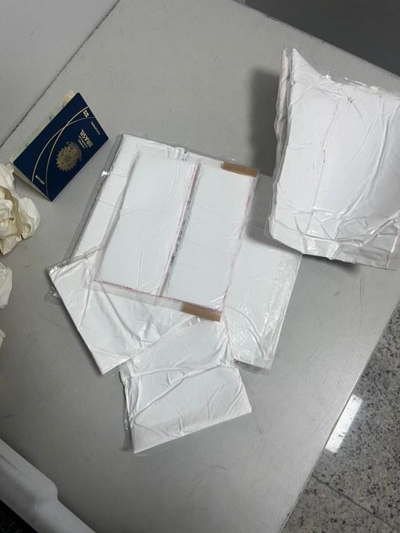 PF prende homem com droga presa ao corpo em aeroporto do Paraná