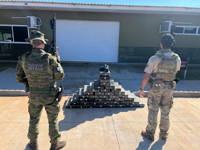 PF e PM/PR apreendem 424 kg de maconha no Paraná