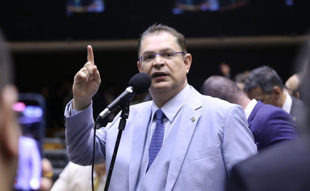 Sóstenes acusa Moraes de abuso de autoridade e exige reação da Câmara