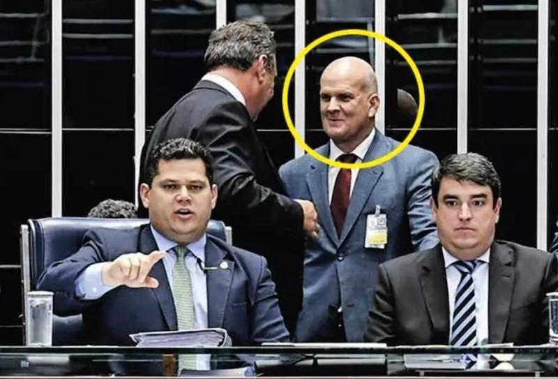 Alcolumbre mantém boquinha no Senado de ex-assessor que é alvo da CPMI