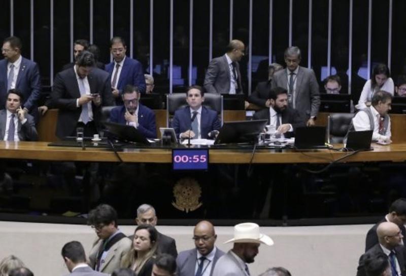 Câmara aprova PEC que protege parlamentares de perseguições, inclusive do STF