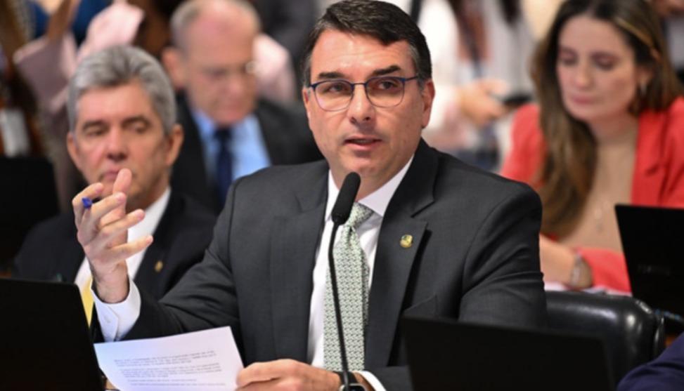 ‘Jogo não acabou’, diz Flávio após STF condenar seu pai