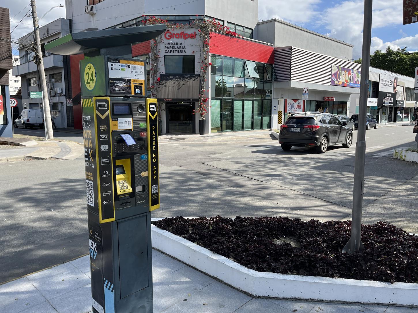 Número de multas no estacionamento rotativo reduz 98%