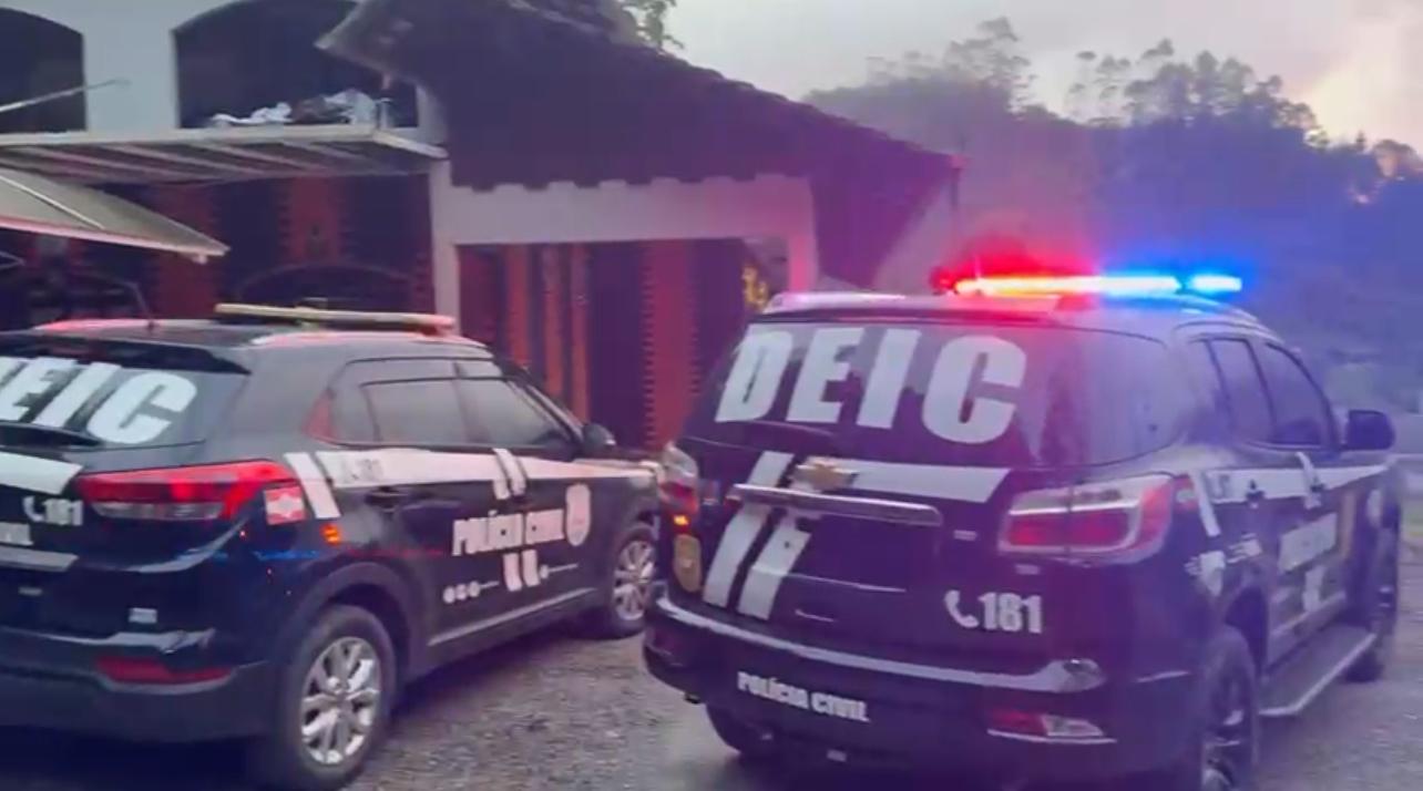 Polícia Civil faz busca e apreensão contra suspeitos de ameaçar governador de SC de morte