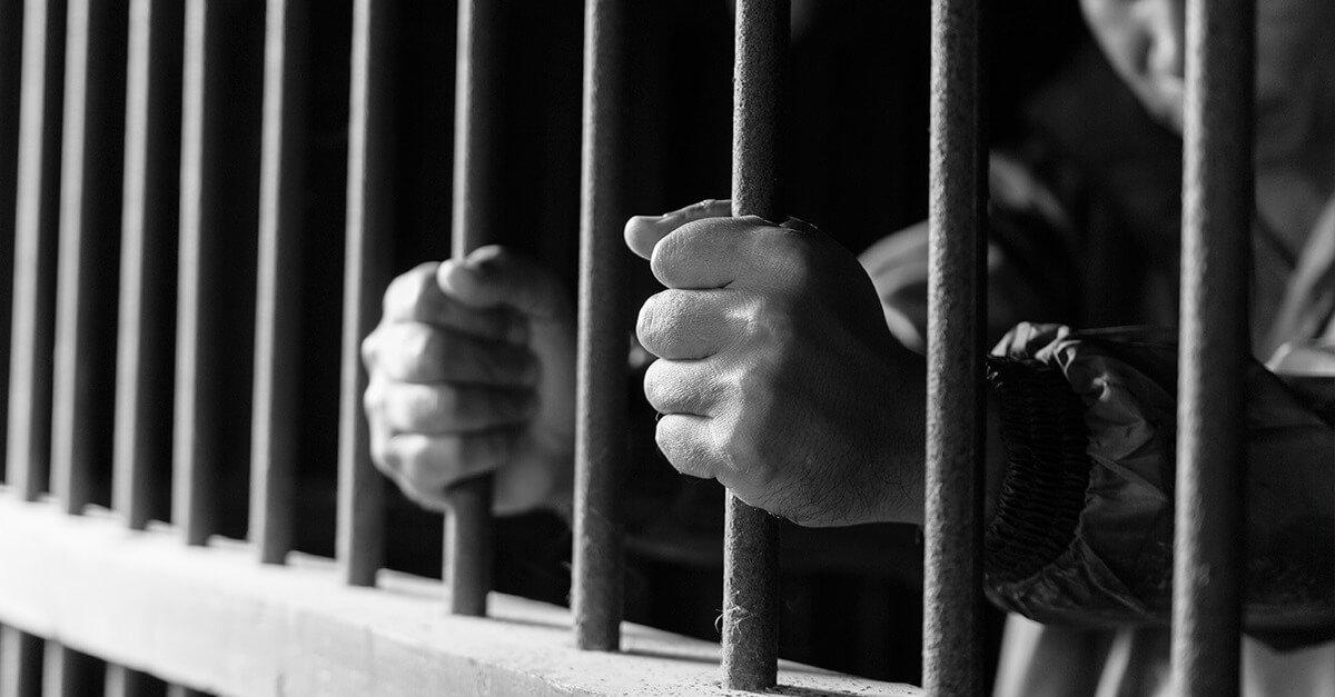 Réu que atirou contra residência durante confraternização é condenado