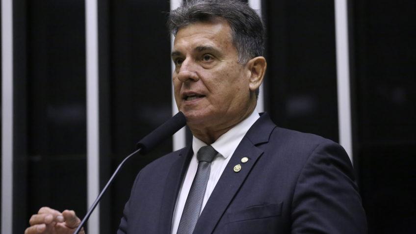 Fim da obrigatoriedade de autoescolas vira alvo de deputado do PL.
