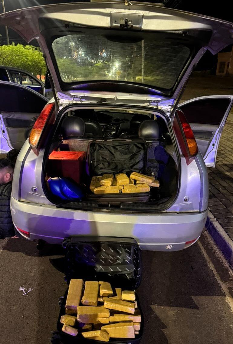 Polícia Civil prende dupla e apreende 35 quilos de maconha na fronteira de Santa Catarina e Paraná