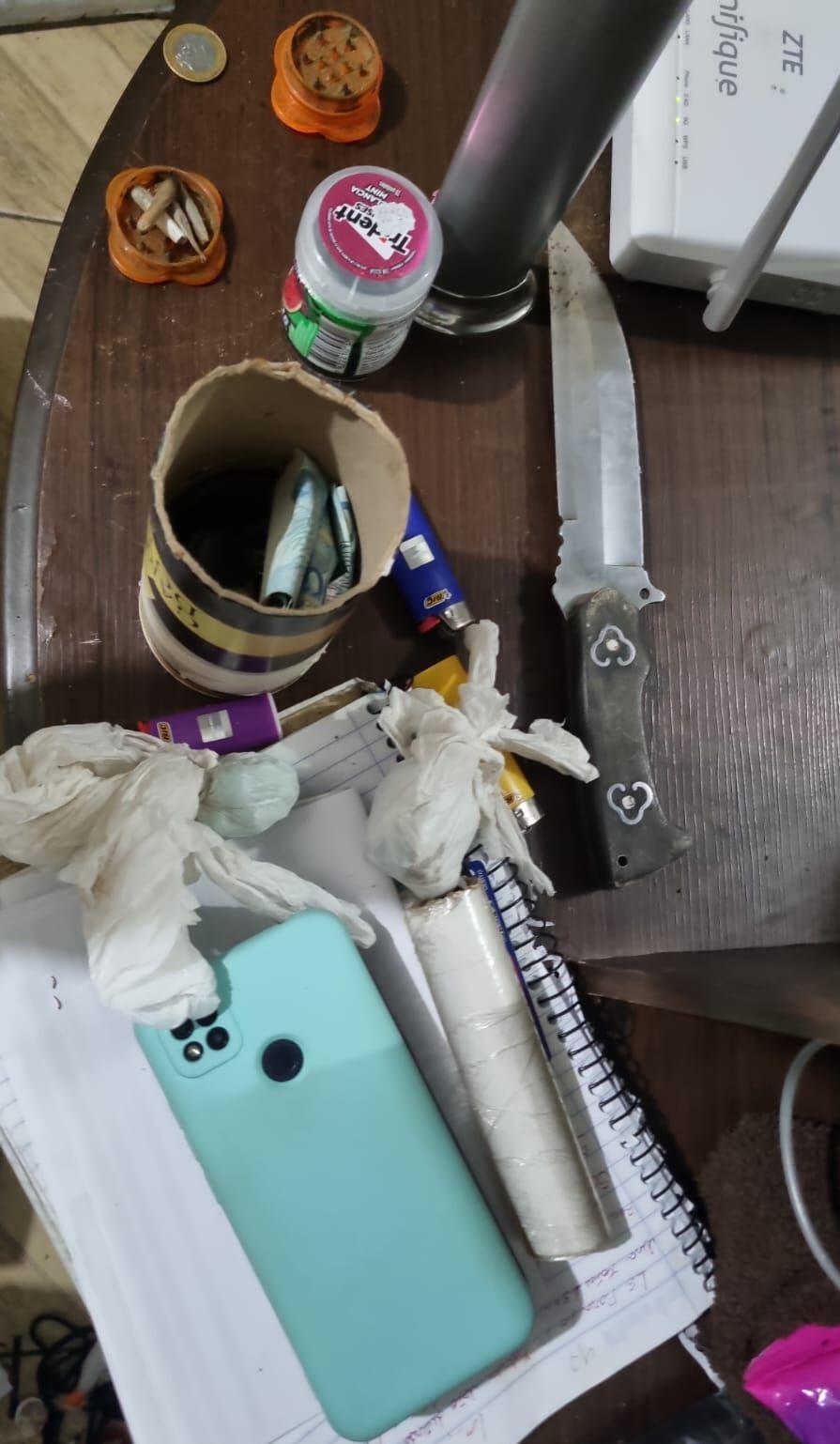 Polícia Civil prende envolvido com o tráfico de drogas e apreende adolescente em Timbó
