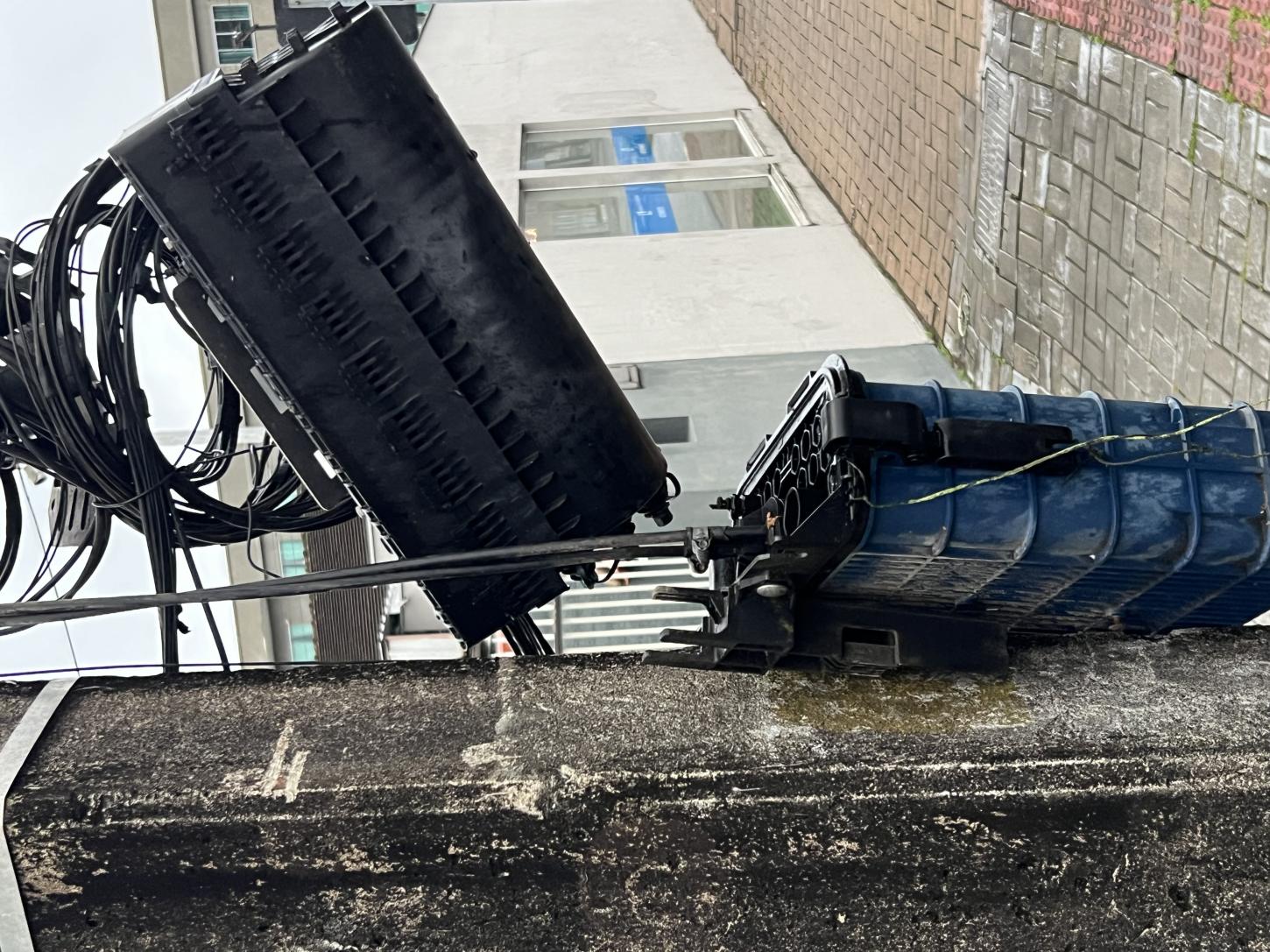 Sem a devida fiscalização, o emaranhado de fios nos postes, continua