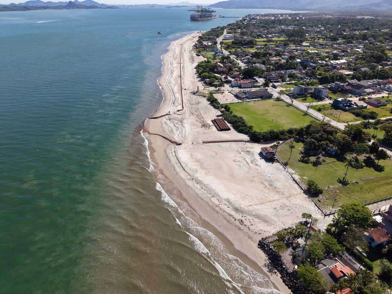 Engordamento da Praia de Itapoá atinge primeiro quilômetro após início da dragagem na Baía da Babitonga