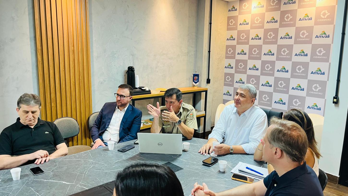 Lunelli participa de reunião na Amvali para tratar da sede do Colégio Militar e da Via Verde de Guaramirim
