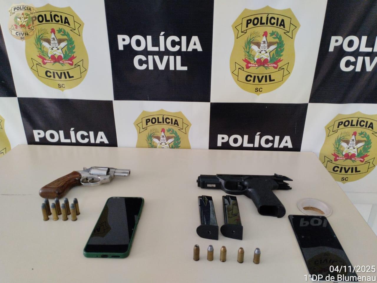 Polícia Civil prende homem em flagrante por posse de arma de fogo de uso restrito em Blumenau