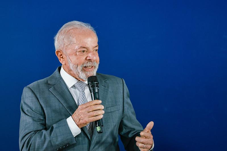 Lula volta a terceirizar culpa por fiasco em pesquisa