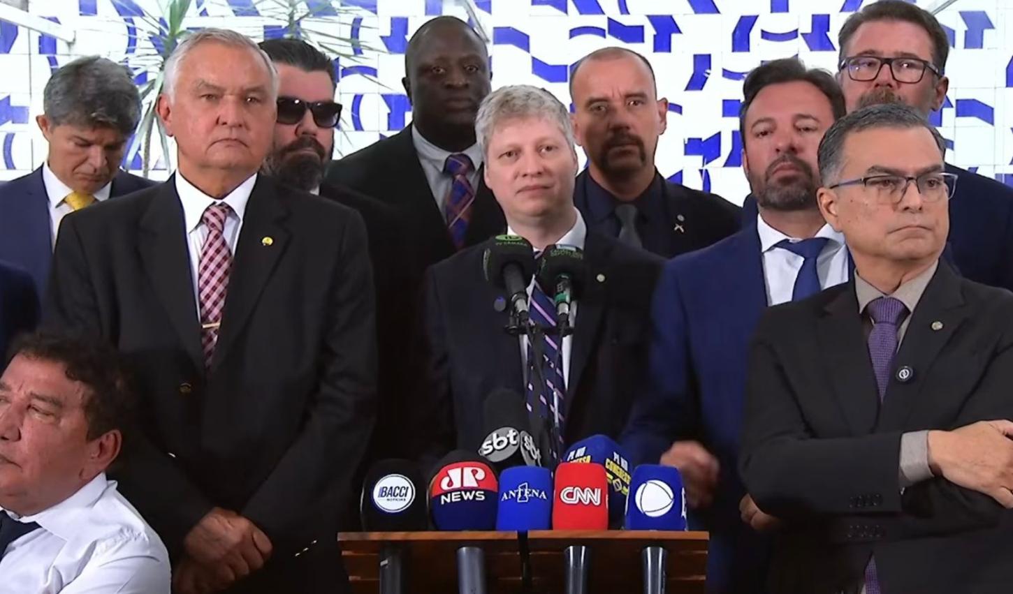 Marcel van Hattem protocola pedido de impeachment contra Alexandre de Moraes