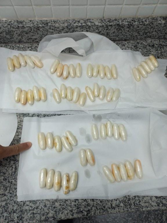 PF prende homem em flagrante com cerca de 80 cápsulas de cocaína engolidas, no Aeroporto do Galeão