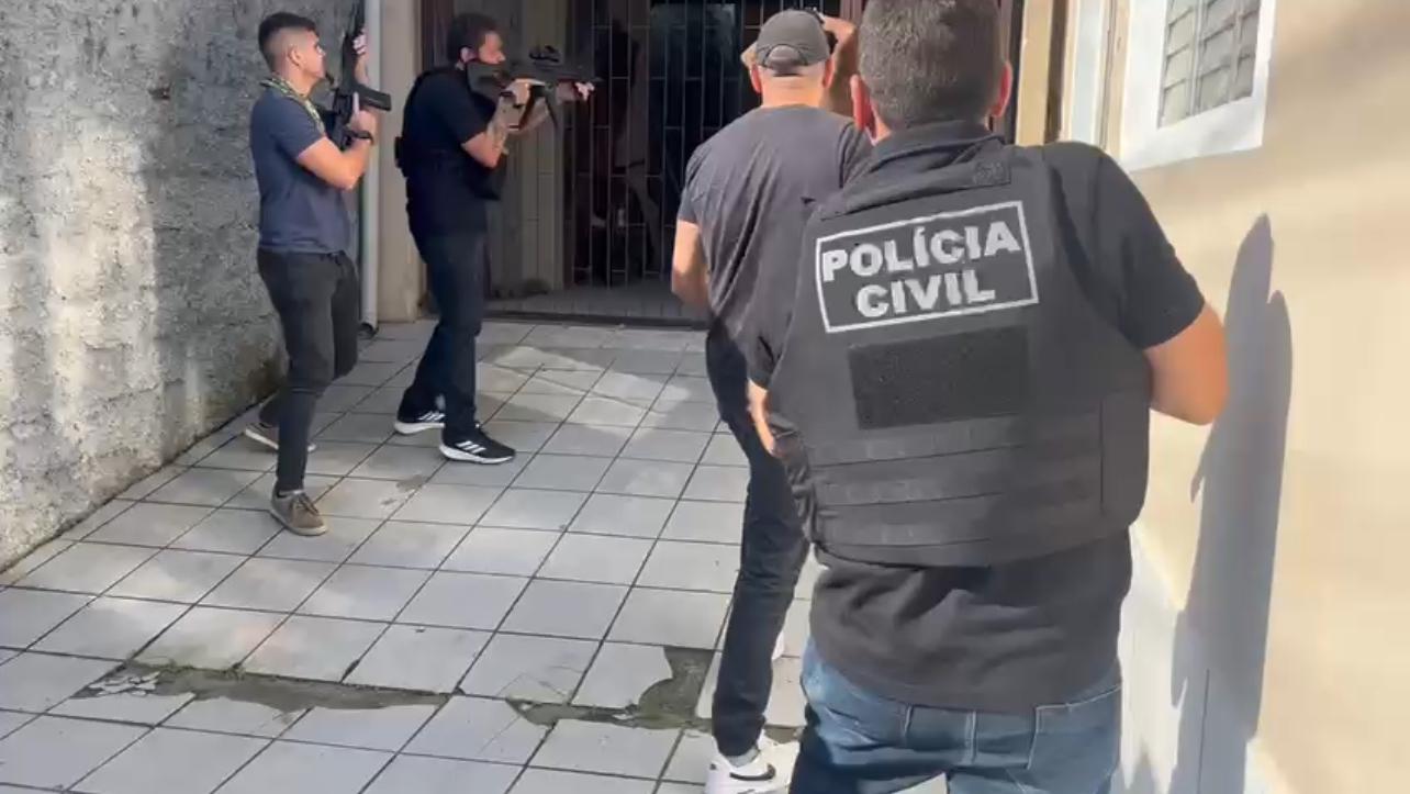 Polícia faz buscas domiciliares contra dois ocupantes de cargos públicos em Timbó