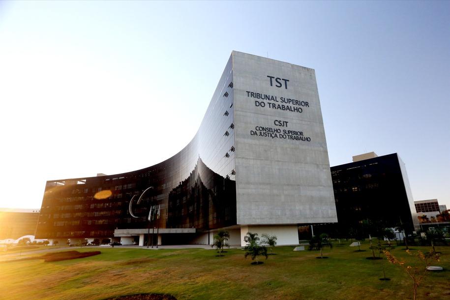 Projeto extingue Justiça do Trabalho e seus privilégios