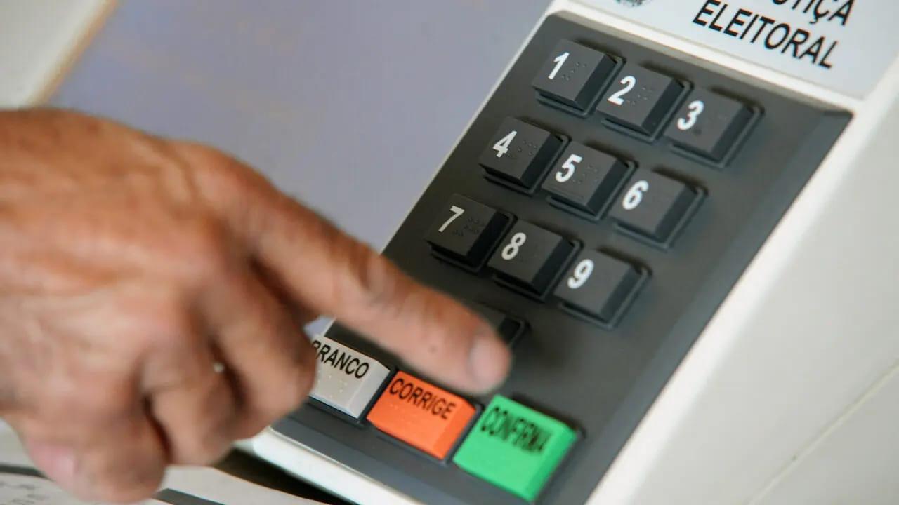 Tribunal Superior Eleitoral inicia bateria de testes para urnas de 2026