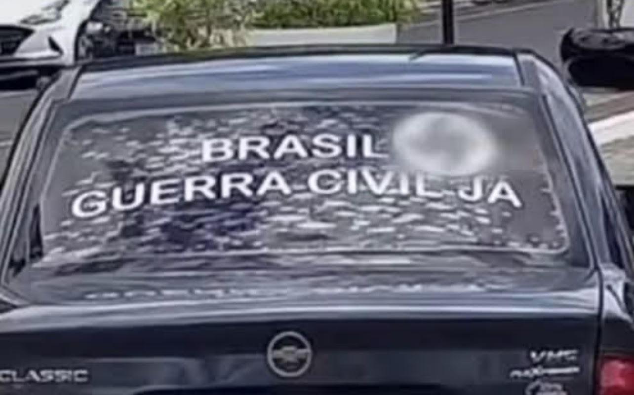 Homem que tinha adesivo de cruz suástica no carro é denunciado pelo MPSC por divulgação do nazismo