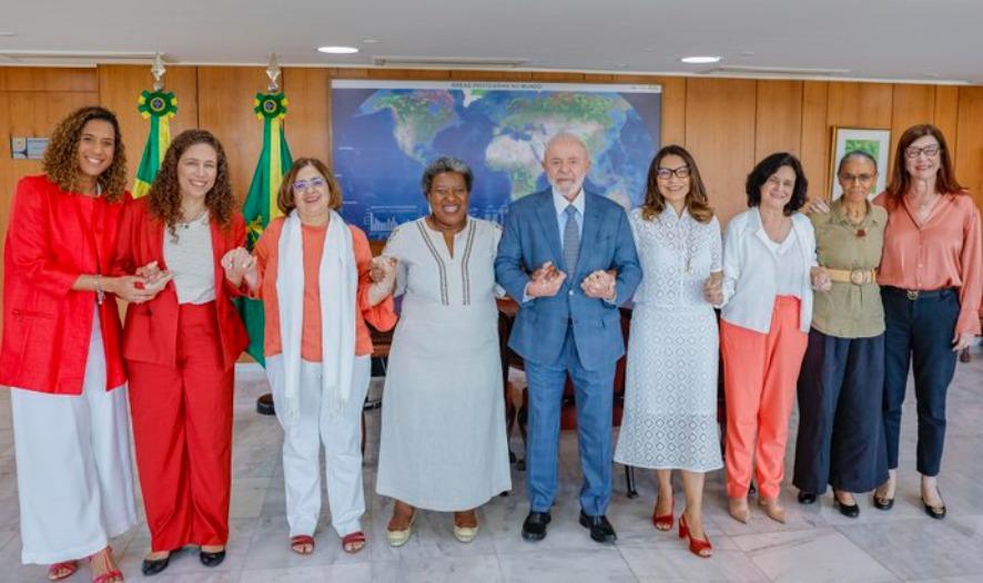Lula mal recebe as poucas mulheres que nomeou para cargos de ministras do seu governo