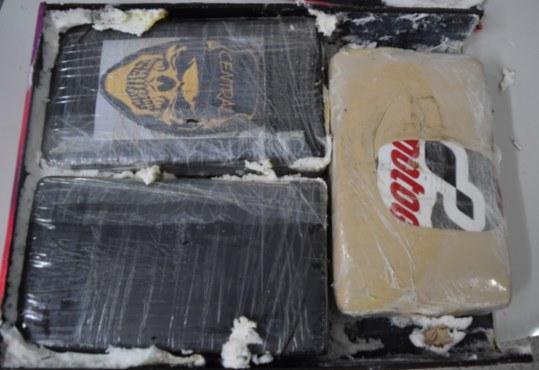 PF apreende quase 100 kg de drogas, celular e passaportes