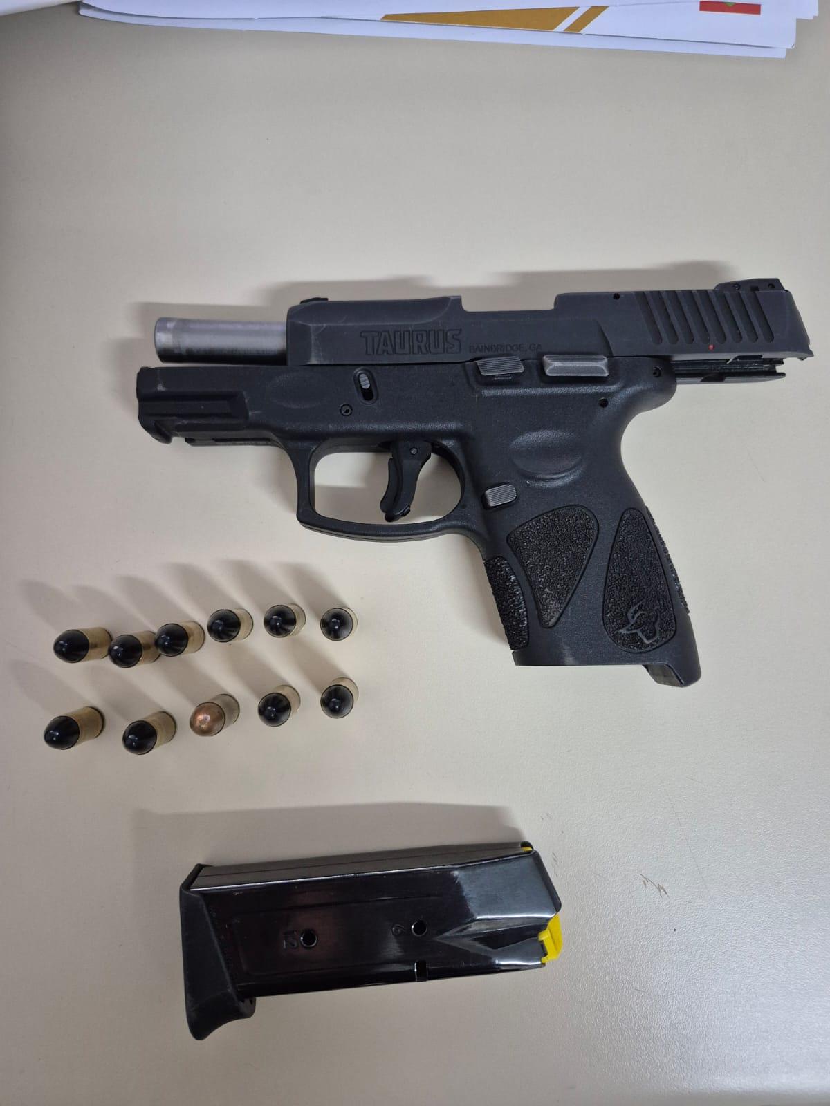 Polícia Civil prende homem que se passava por bruxo e exibia arma em redes sociais