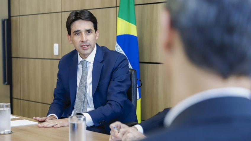 Silvio Costa Filho confirma saída do governo para disputar o Senado.