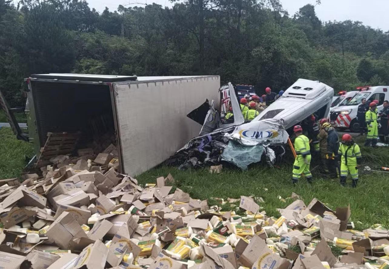 Tentativa de assalto a caminhão termina com seis mortos na BR-116, na Grande Curitiba