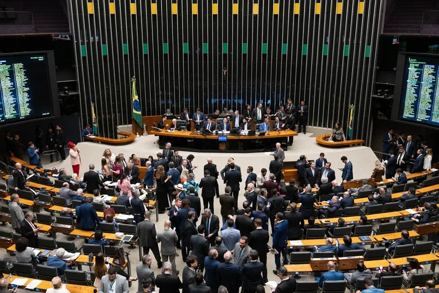 Câmara aprova reajuste e folga a servidores do Congresso