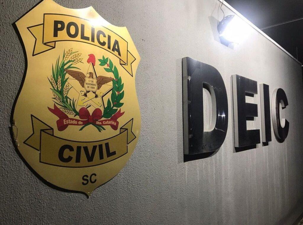 Delegacia de Capturas da DEIC prende foragido condenado a 32 anos de prisão em Morro da Fumaça