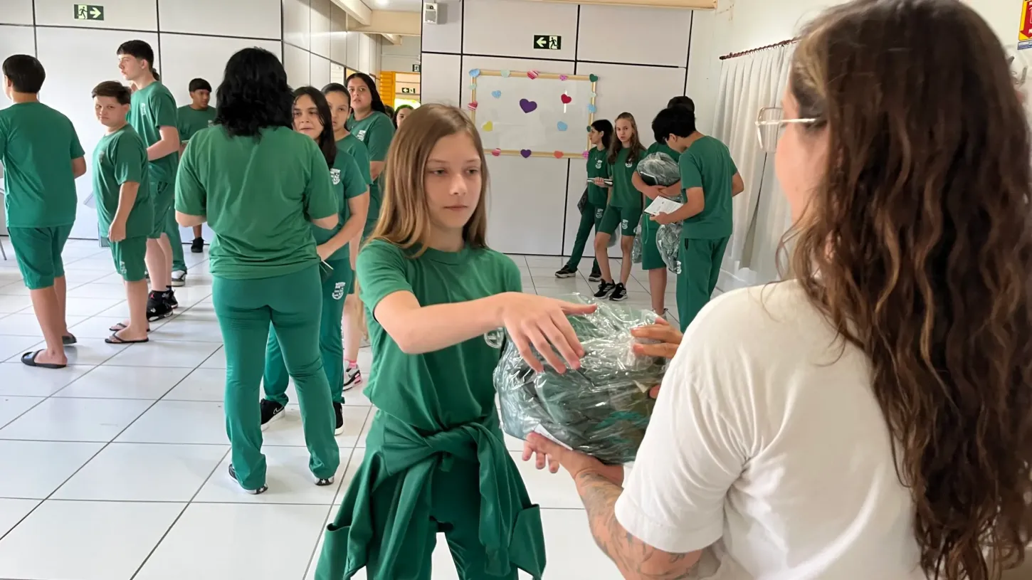 Educação começa entrega dos uniformes escolares