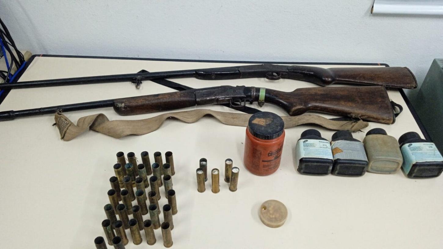 Idoso é preso em flagrante por posse ilegal de armas durante cumprimento de mandado de busca e apreensão em Joinville