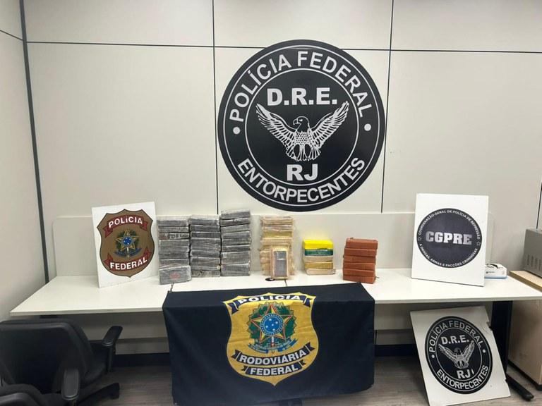 PF e PRF apreendem cerca de 54 kg de pasta base de cocaína na Via Dutra/RJ