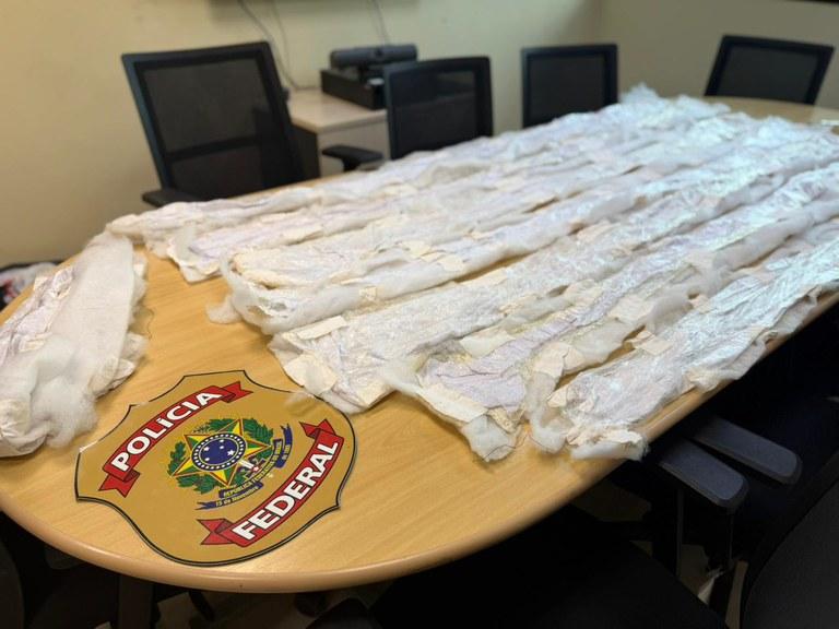 PF prende duas pessoas e apreende cocaína líquida que seria destinada ao exterior