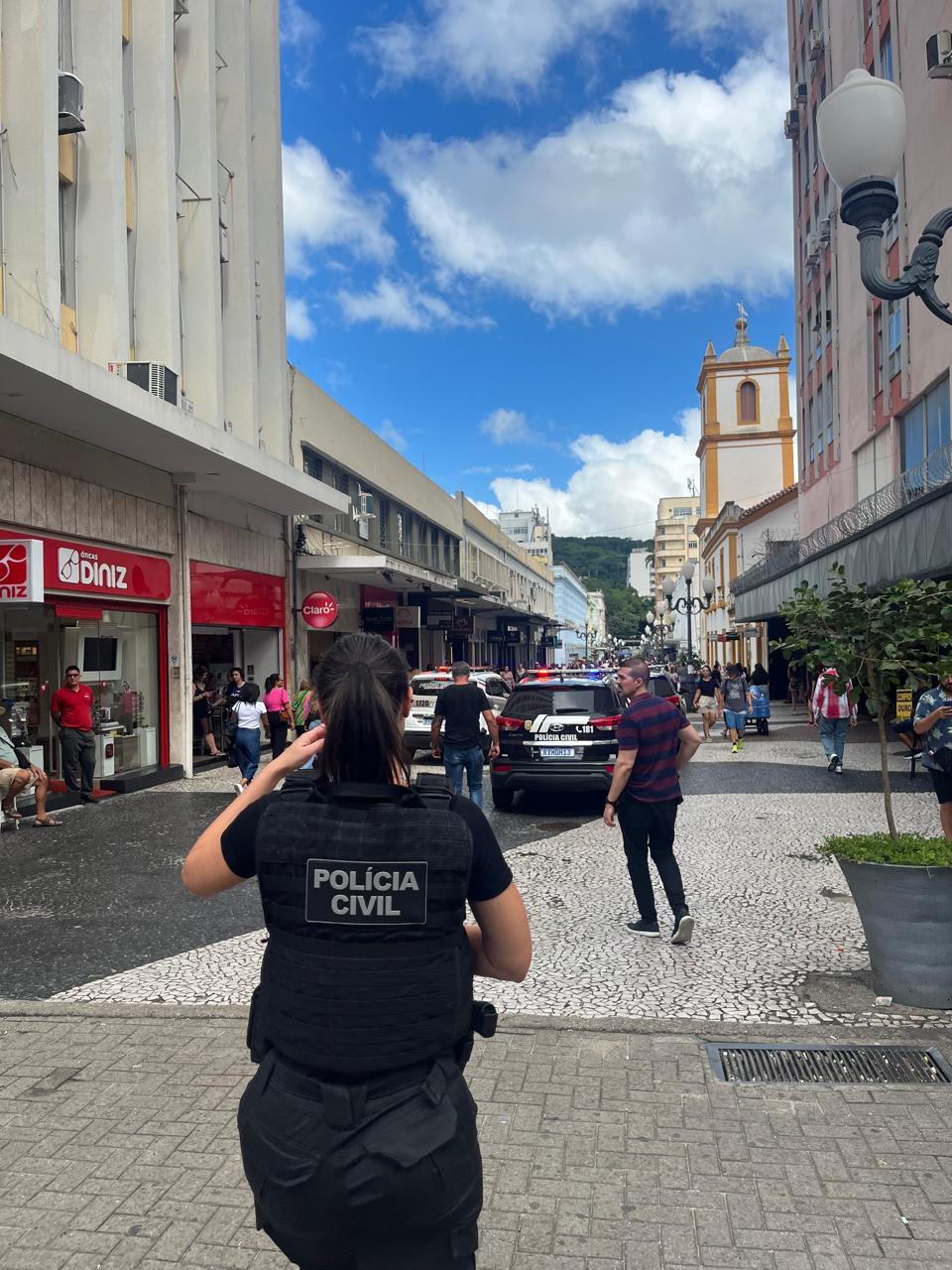 Polícia Civil cumpre três mandados e investiga estúdios fotográficos por golpes contra consumidores em Florianópolis