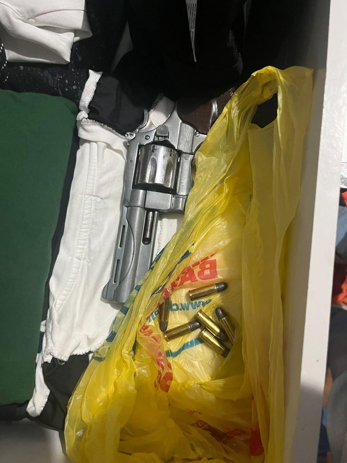 Líder de facção é preso pela Polícia Civil com arma estrangeira em Barra Velha