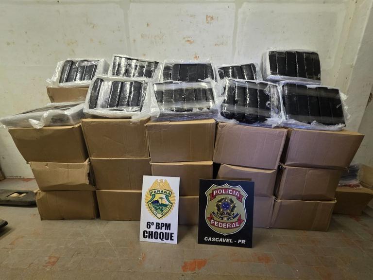 PF e PM/PR apreendem mais de uma tonelada de maconha em caminhão