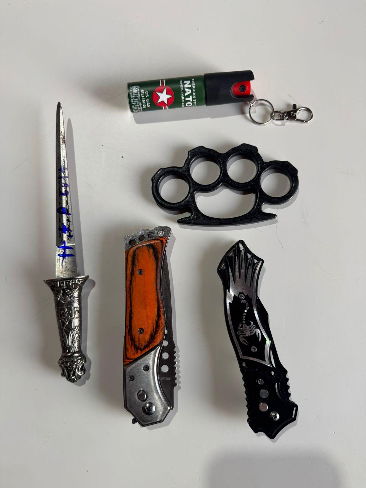 Polícia Civil apreende armas brancas e símbolos nazistas com adolescentes que planejavam ataques em SC