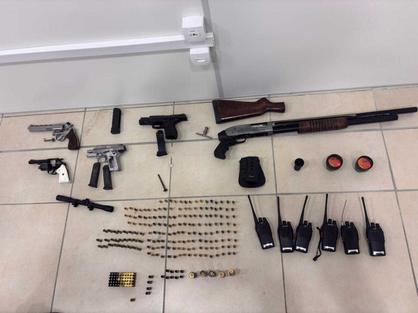 Polícia Civil apreende arsenal e prende dois em operação contra organização criminosa em São José