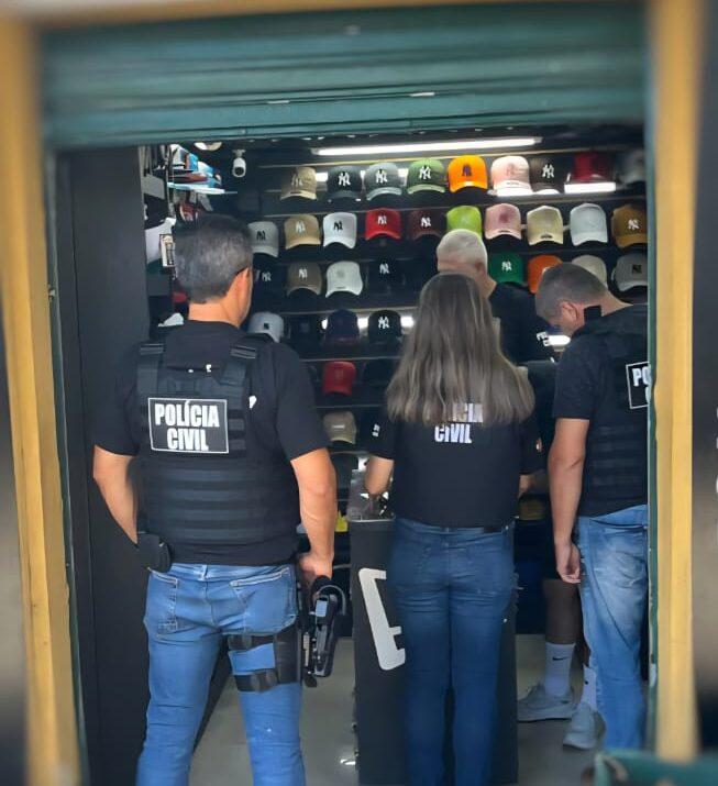 Polícia Civil apreende no camelódromo de Florianópolis mais de 1.000 produtos falsificados