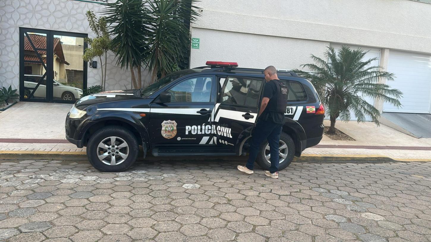 Polícia Civil cumpre mandado de busca e apreensão contra investigado por apologia ao nazismo em Navegantes