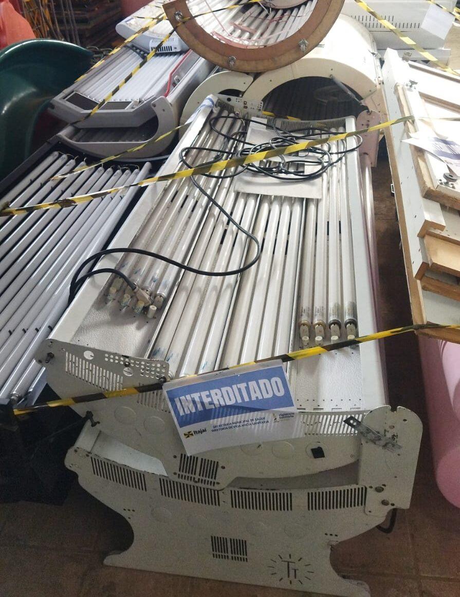Polícia Civil realiza em Itajaí a maior apreensão de equipamentos de bronzeamento artificial ilegal de Santa Catarina