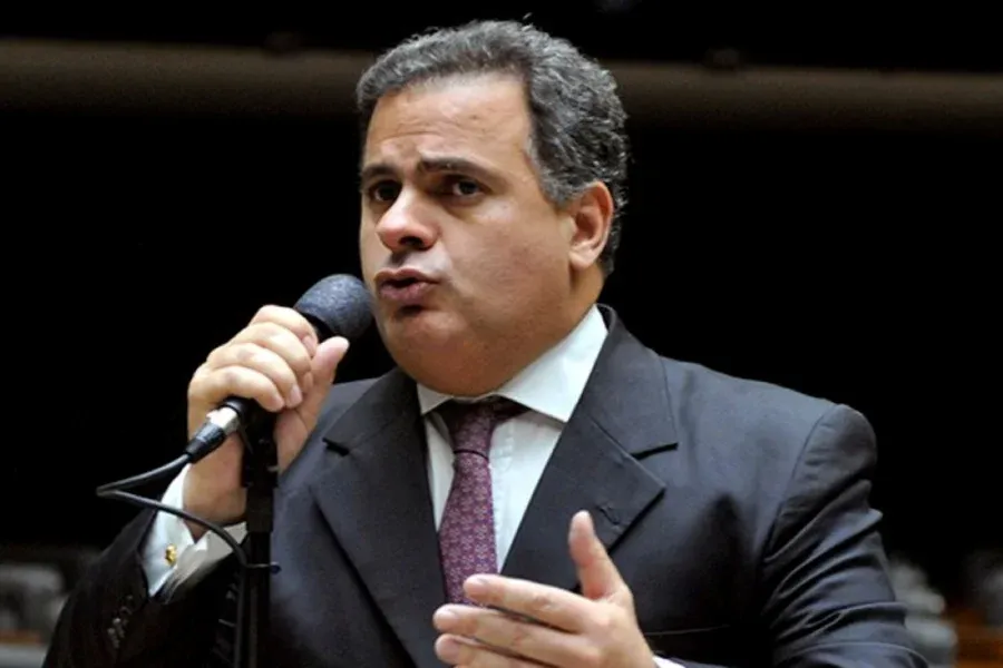 Deputado faz acordo e devolverá R$ 1,4 milhão por manter funcionárias fantasmas