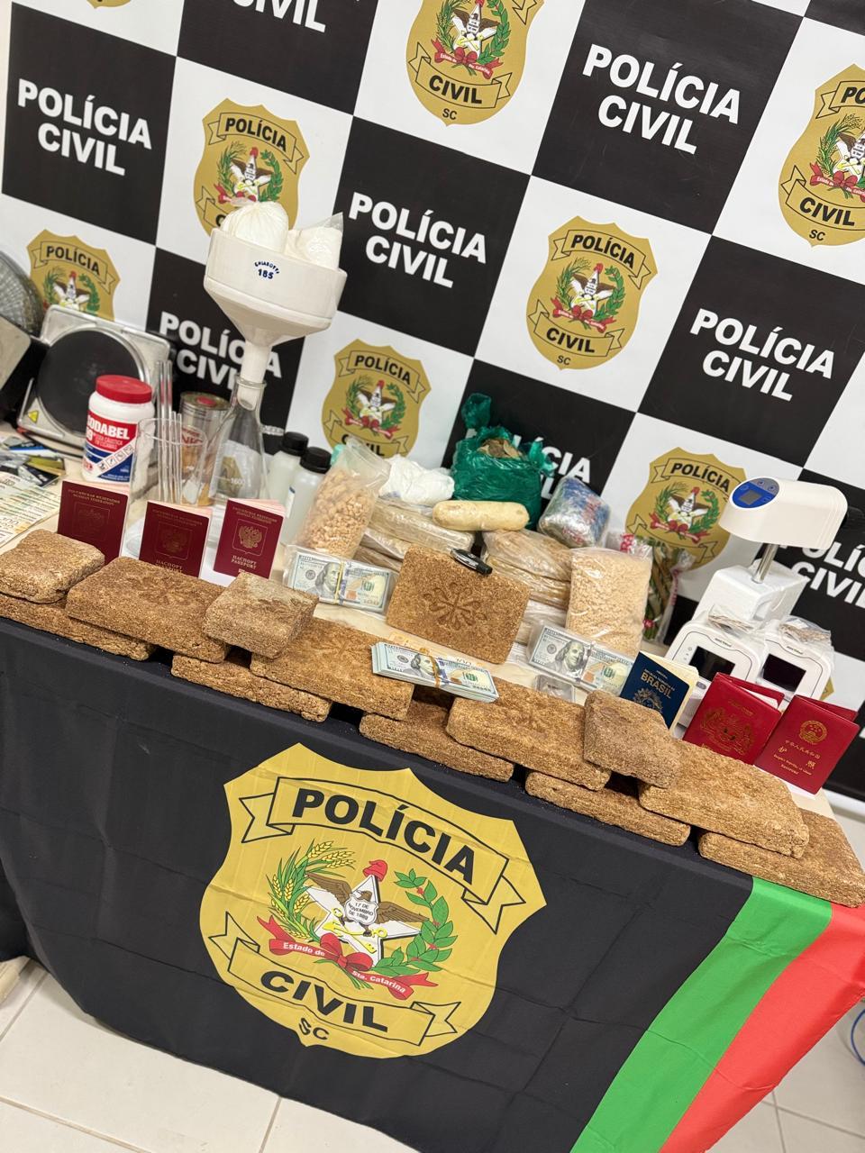 DESMANTELA GRUPO CRIMINOSO E ENCONTRA LABORATÓRIO DE DROGAS EM MANSÃO DE LUXO EM JURERÊ INTERNACIONAL
