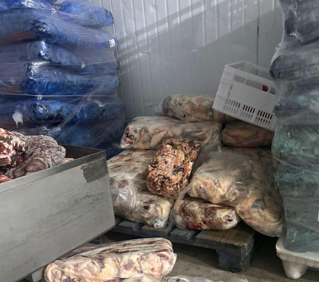 Operação conjunta interdita frigorífico em Coronel Freitas por suspeita de fraude alimentar