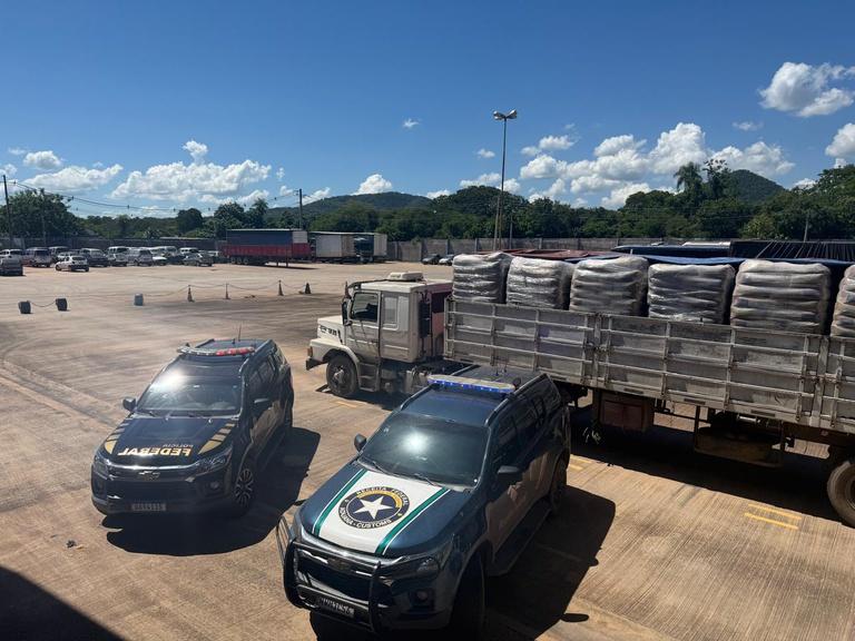 PF e RFB apreendem 27 toneladas de produto químico utilizado na produção de cocaína