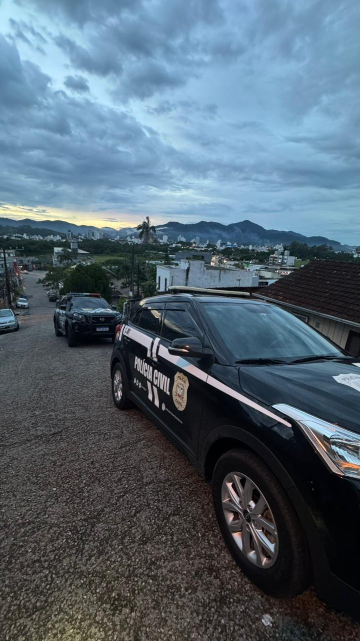 Polícia Civil deflagra operação “Dominó 2” contra facção criminosa em Balneário Camboriú e Camboriú